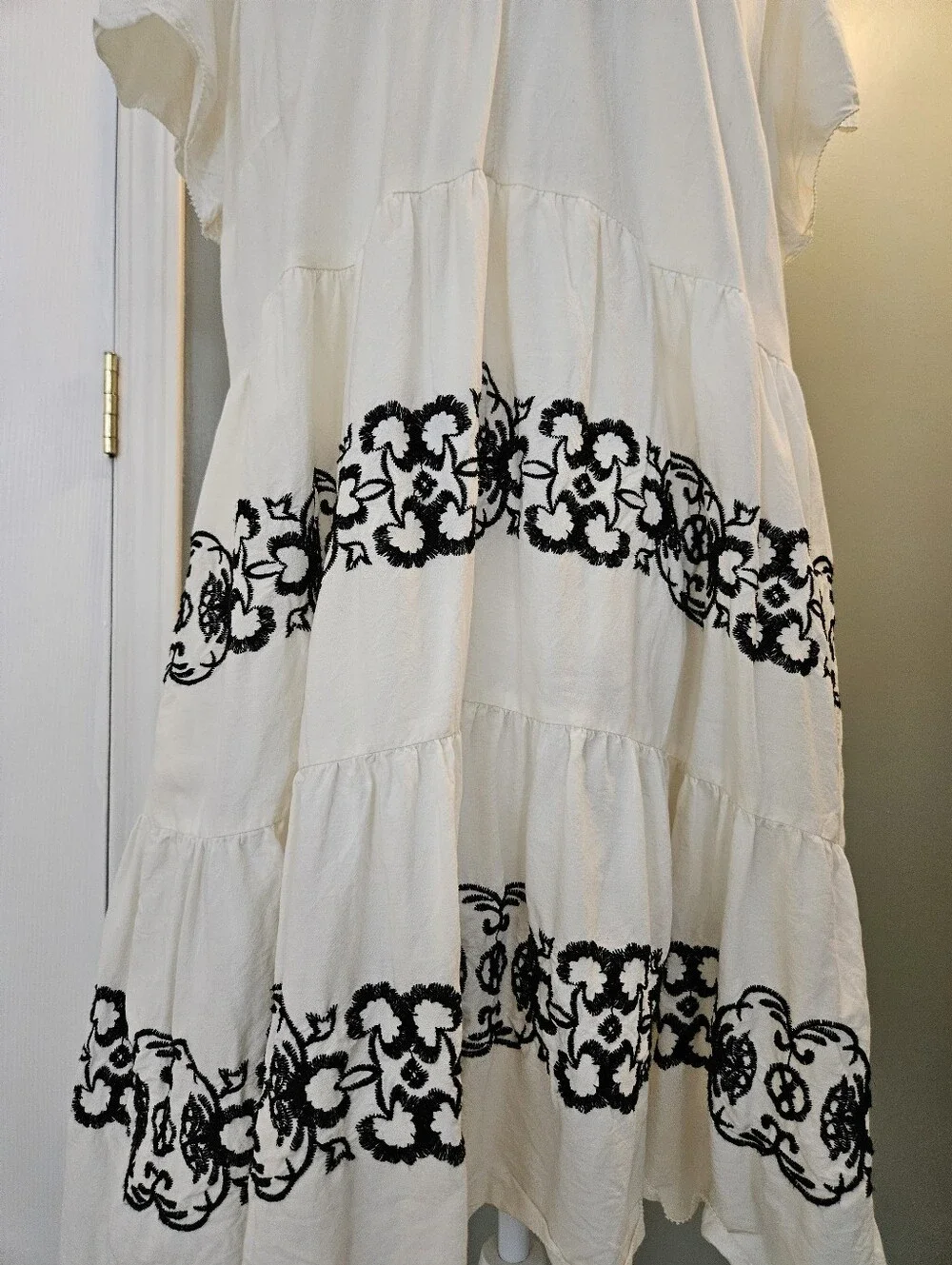 Old Navy Cream Midi Dress with Black Embroidered Floral Design Size XL Pockets - Picture 11 of 13
